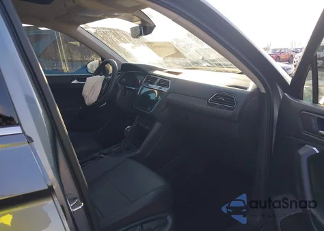 2020 Volkswagen Tiguan 2.0T Se/2.0T Se R-Line Black/2.0T Sel z USA, uszkodzony, nr VIN 3VV2B7AXXLM133813